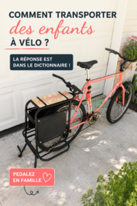 Une mère et son enfant joyeusement assis dans un siège vélo, prêts pour une balade en toute sécurité.