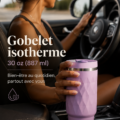 Une femme tenant un tumbler Stanley dans un cadre urbain, illustrant la mobilité moderne.
