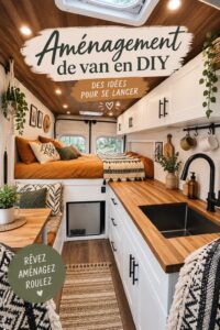 Image d'un van aménagé avec un espace chaleureux et pratique pour voyager