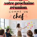 Femme animant une réunion autour d'une table, ambiance conviviale.