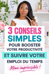 Une femme souriante, assise sur un vélo, planifiant sa journée de manière productive.