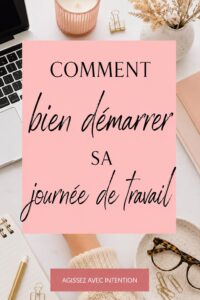 Une femme souriante sur son vélo en route pour le travail, prête à débuter sa journée avec énergie.
