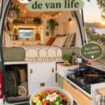 Cuisine aménagée dans un van, pratique et chaleureuse.