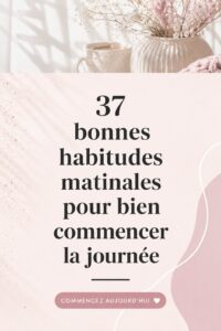 Femme souriante dans sa cuisine savourant un café le matin
