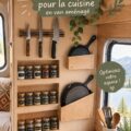Cuisine bien organisée dans un campervan, avec des rangements pratiques et fonctionnels.