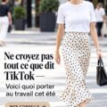 Femme en tenue d'été élégante pour le travail, choisissant des vêtements légers et adaptés à la saison.