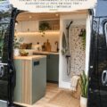 Un van aménagé en espace de vie cosy et fonctionnel