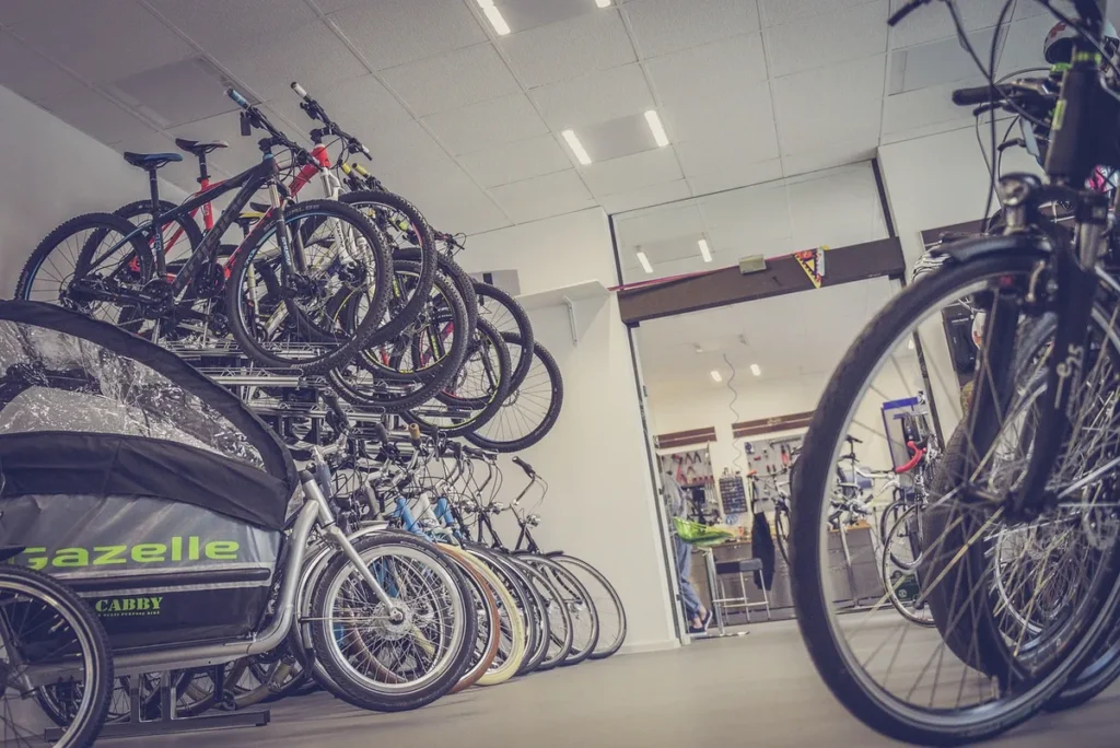 Velotra mobilité cargo partagé devant un micro-hub urbain