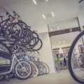 Velotra mobilité cargo partagé devant un micro-hub urbain